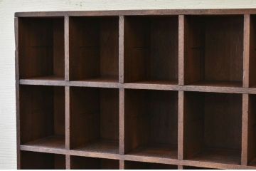 アンティーク家具　古い学校の重厚なマス目棚(アンティーク飾り棚)2