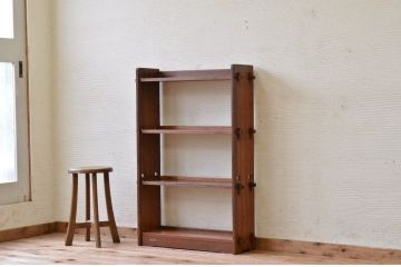 古い木のシンプルな本棚