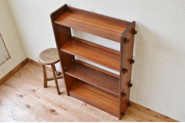 古い木のシンプルな本棚
