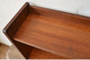 古い木のシンプルな本棚