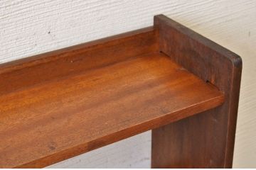 古い木のシンプルな本棚