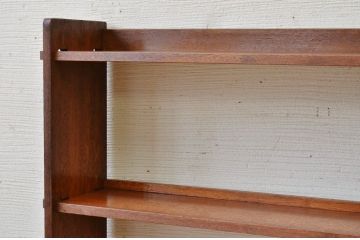 古い木のシンプルな本棚