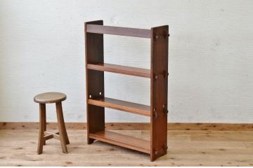 古い木のシンプルな本棚