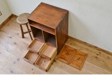 アンティーク家具　古い木の小振りな収納棚
