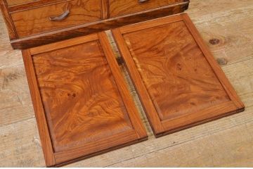 アンティーク家具　古い木の小振りな収納棚