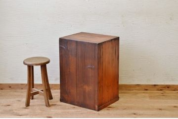 アンティーク家具　古い木の小振りな収納棚