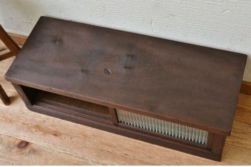 アンティーク家具　古い木のモールガラスアンティークローボード