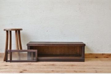 アンティーク家具　古い木のモールガラスアンティークローボード