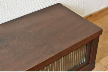 アンティーク家具　古い木のモールガラスアンティークローボード