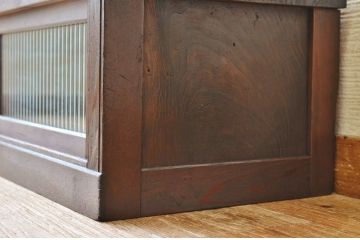 アンティーク家具　古い木のモールガラスアンティークローボード
