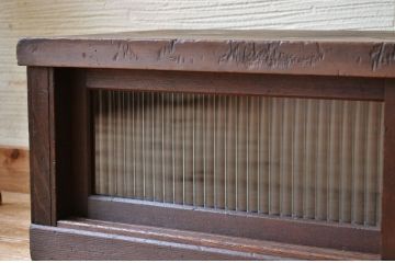 アンティーク家具　古い木のモールガラスアンティークローボード