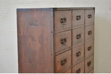 アンティーク家具　古民具　骨董　小振りな16杯引き出し薬箪笥