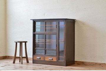 アンティーク家具　可愛いデザイン!ダイヤガラスアンティーク収納棚