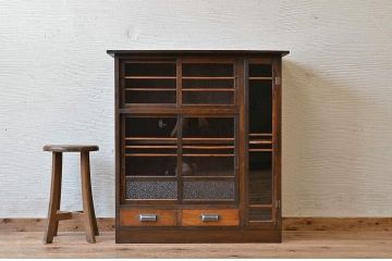 アンティーク家具　可愛いデザイン!ダイヤガラスアンティーク収納棚