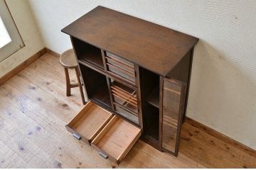 アンティーク家具　可愛いデザイン!ダイヤガラスアンティーク収納棚