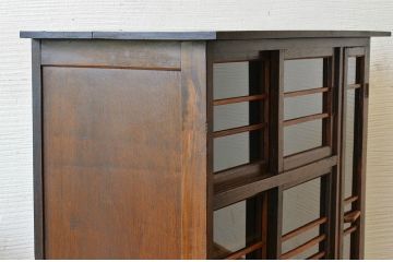 アンティーク家具　可愛いデザイン!ダイヤガラスアンティーク収納棚