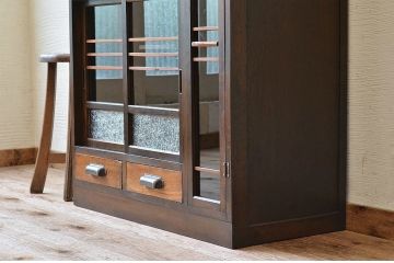 アンティーク家具　可愛いデザイン!ダイヤガラスアンティーク収納棚