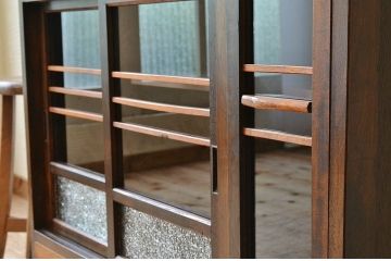 アンティーク家具　可愛いデザイン!ダイヤガラスアンティーク収納棚