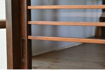 アンティーク家具　可愛いデザイン!ダイヤガラスアンティーク収納棚