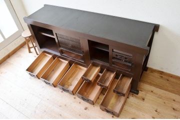 アンティーク家具　素敵なデザイン!古い水屋箪笥サイドボード