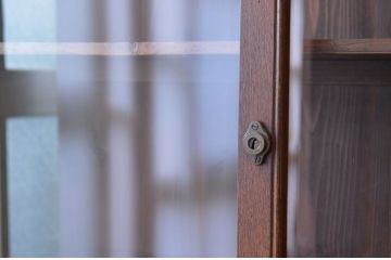 アンティーク家具　古い栓材のシンプルなアンティーク収納棚(飾り棚)