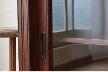 アンティーク家具　古い栓材のシンプルなアンティーク収納棚(飾り棚)