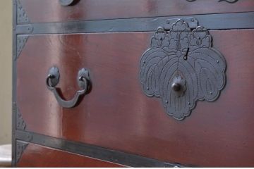 アンティーク家具　漆の綺麗な大振り岩谷堂箪笥