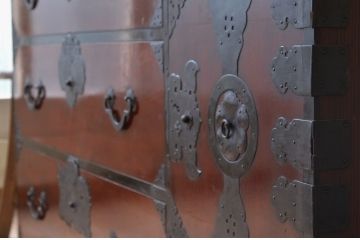 アンティーク家具　漆の綺麗な大振り岩谷堂箪笥