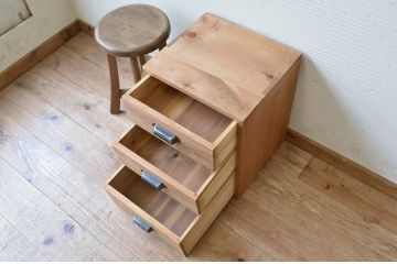 アンティーク家具　古い木味のシンプルな小引き出し