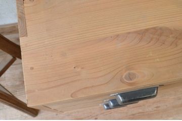 アンティーク家具　古い木味のシンプルな小引き出し