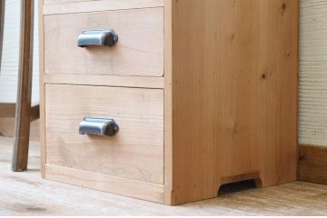 アンティーク家具　古い木味のシンプルな小引き出し