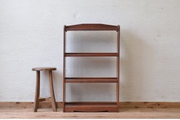 小振りなアンティーク本棚