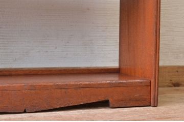 小振りなアンティーク本棚