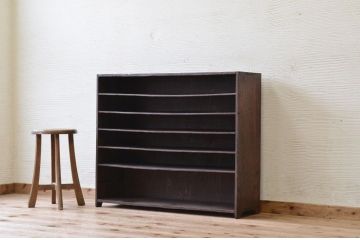 古い木の靴入れ棚