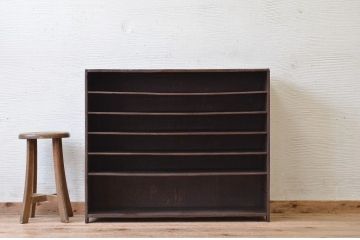 古い木の靴入れ棚