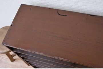 古い木の靴入れ棚