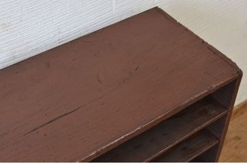 古い木の靴入れ棚