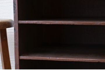 古い木の靴入れ棚