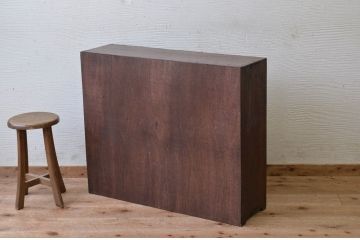 古い木の靴入れ棚