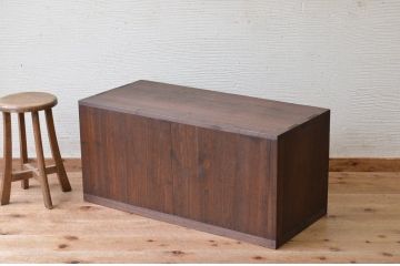 アンティーク家具　シンプルなアンティークローボード