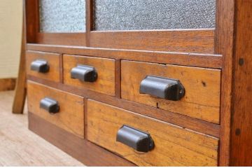 アンティーク家具　可愛いデザイン!変り型アンティーク収納棚(本棚)