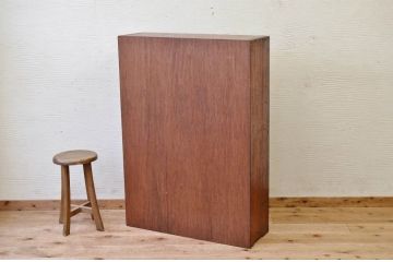 アンティーク家具　可愛いデザイン!変り型アンティーク収納棚(本棚)