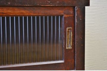 アンティーク家具　味わい深いモールガラス収納棚