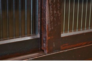 アンティーク家具　味わい深いモールガラス収納棚