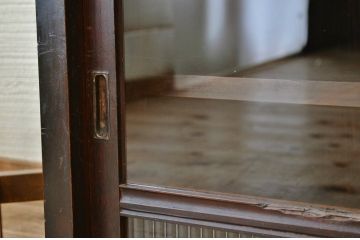アンティーク家具　味わい深いモールガラス収納棚