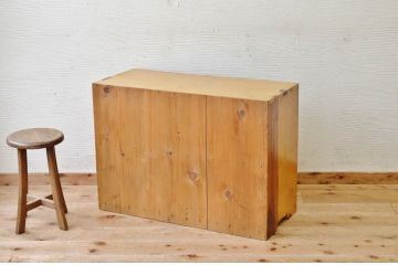 アンティーク家具　古い木のシンプルなアンティーク飾り棚