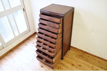 アンティーク家具　古い木の縦型脚付き10杯引き出し