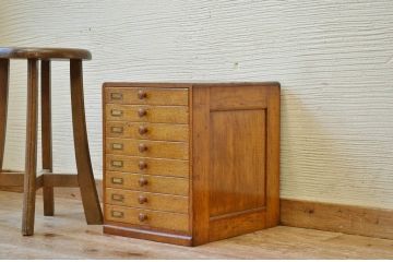 アンティーク家具　可愛いデザイン!古いナラ材のアンティーク小引き出し