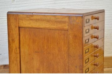 アンティーク家具　可愛いデザイン!古いナラ材のアンティーク小引き出し