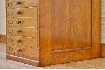 アンティーク家具　可愛いデザイン!古いナラ材のアンティーク小引き出し